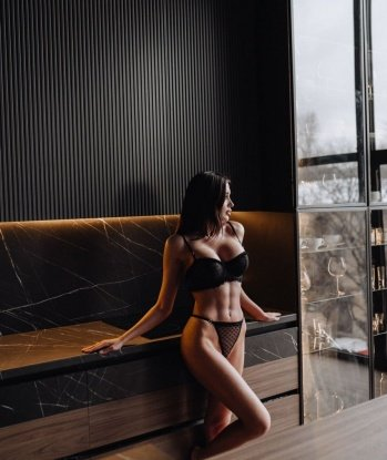 Эффектная длинноногая блондинка готова воплотить все твои фантазии в реальность. Приглашаю в гости для интимного досуга на высшем уровне. Без табу и ограничений, только искренняя страсть и удовольствие. 25, 27 лет